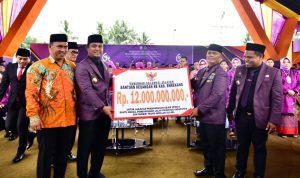 Gubernur Sulsel Serahkan Bantuan Dana Rp12 Miliar kepada Bupati Enrekang untuk Pembangunan Objek Wisata