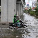 Cari Aman Berkendara di Musim Hujan ala Asmo