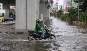 Cari Aman Berkendara di Musim Hujan ala Asmo