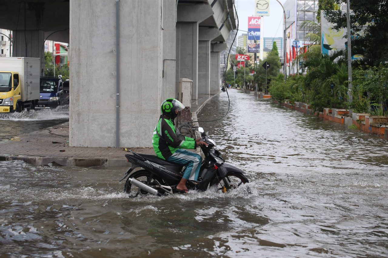 cara aman berkendara di musim hujan