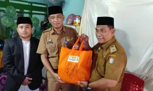 Sekwan Kota Makassar Salurkan Bantuan kepada Warga Lorong Wisata di Jalan Rusa