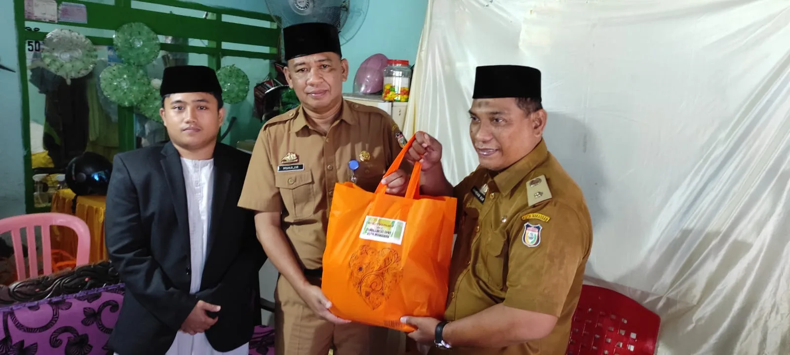 Sekwan Kota Makassar Salurkan Bantuan kepada Warga Lorong Wisata di Jalan Rusa