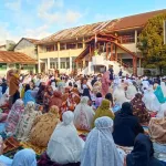 Ribuan Jamaah Ikut Sholat Ied di Lapangan Yayasan Tamalatea, Ketua Yayasan Tamalatea Bagi Kupon Dooprize ke Jamaah yang Datang 