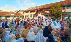 Ribuan Jamaah Ikut Sholat Ied di Lapangan Yayasan Tamalatea, Ketua Yayasan Tamalatea Bagi Kupon Dooprize ke Jamaah yang Datang 