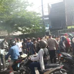 Sungguh Tega! Gara-Gara Cerai Ruko Cangkir Diperebutkan Mantan Suami, Di Depan Cucu dan Cicitnya, Kakek Tega Mengevakuasi dan Mengeluarkan Barang-barang Termohon Eksekusi