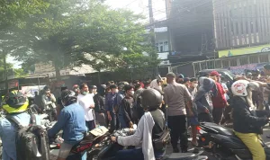 Sungguh Tega! Gara-Gara Cerai Ruko Cangkir Diperebutkan Mantan Suami, Di Depan Cucu dan Cicitnya, Kakek Tega Mengevakuasi dan Mengeluarkan Barang-barang Termohon Eksekusi