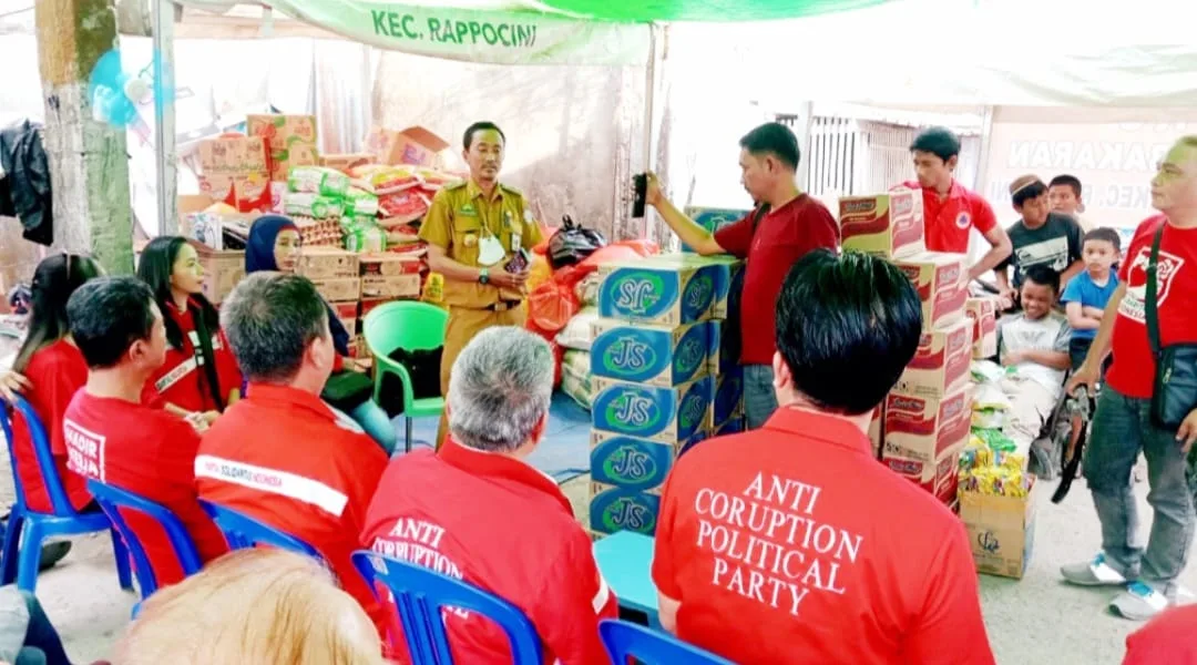 Bacaleg dan Pengurus PSI Berbagi Kasih di Lokasi Kebakaran