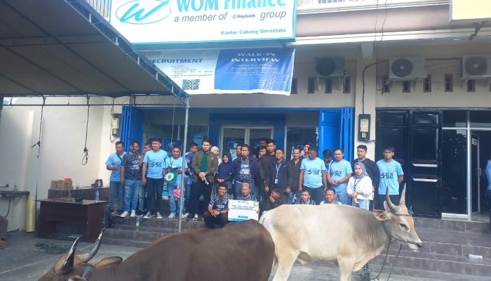 WOM Finance Gorontalo Salurkan Daging Kurban ke Warga Sekitar Kantor