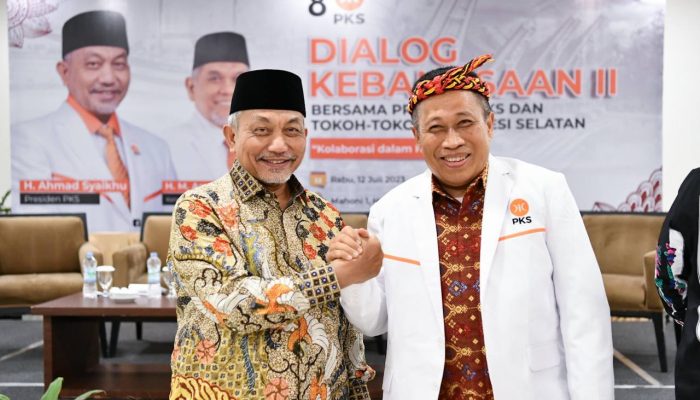 Presiden PKS Sematkan Jas ke Annar Sampetoding