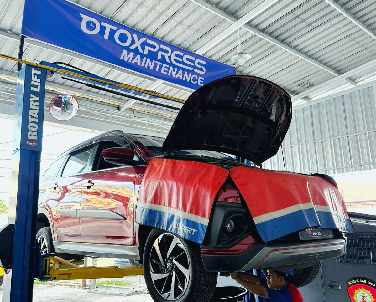 Caption Foto : OtoXpert menghadirkan layanan OTOXPRESS Maintenance untuk memaksimalkan layanan servis kepada pelanggan. Dengan kualitas terjamin, pelanggan dapat melakukan penggantian oli dalam 15 menit dan servis berkala dalam 45 menit. Jika dalam kurun waktu tersebut pengerjaan belum selesai, pelanggan tidak akan dipungut biaya atau mendapatkan layanan gratis. Layanan ini baru bisa diaplikasikan di bengkel OtoXpert cabang Daya, Makassar dengan syarat dan ketentuan berlaku.