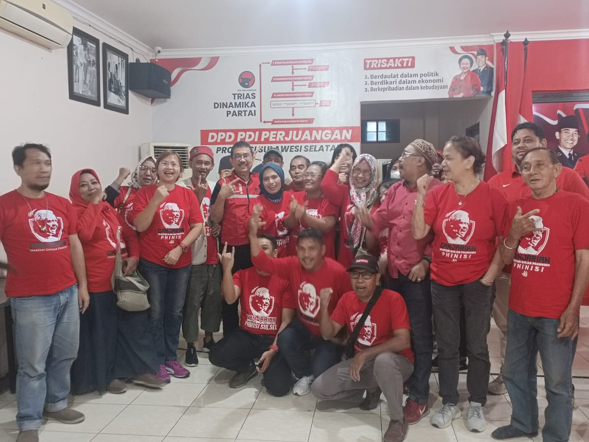 Ketua DPD PDIP dan Relawan Ganjarian Phinisi Foto Bersama