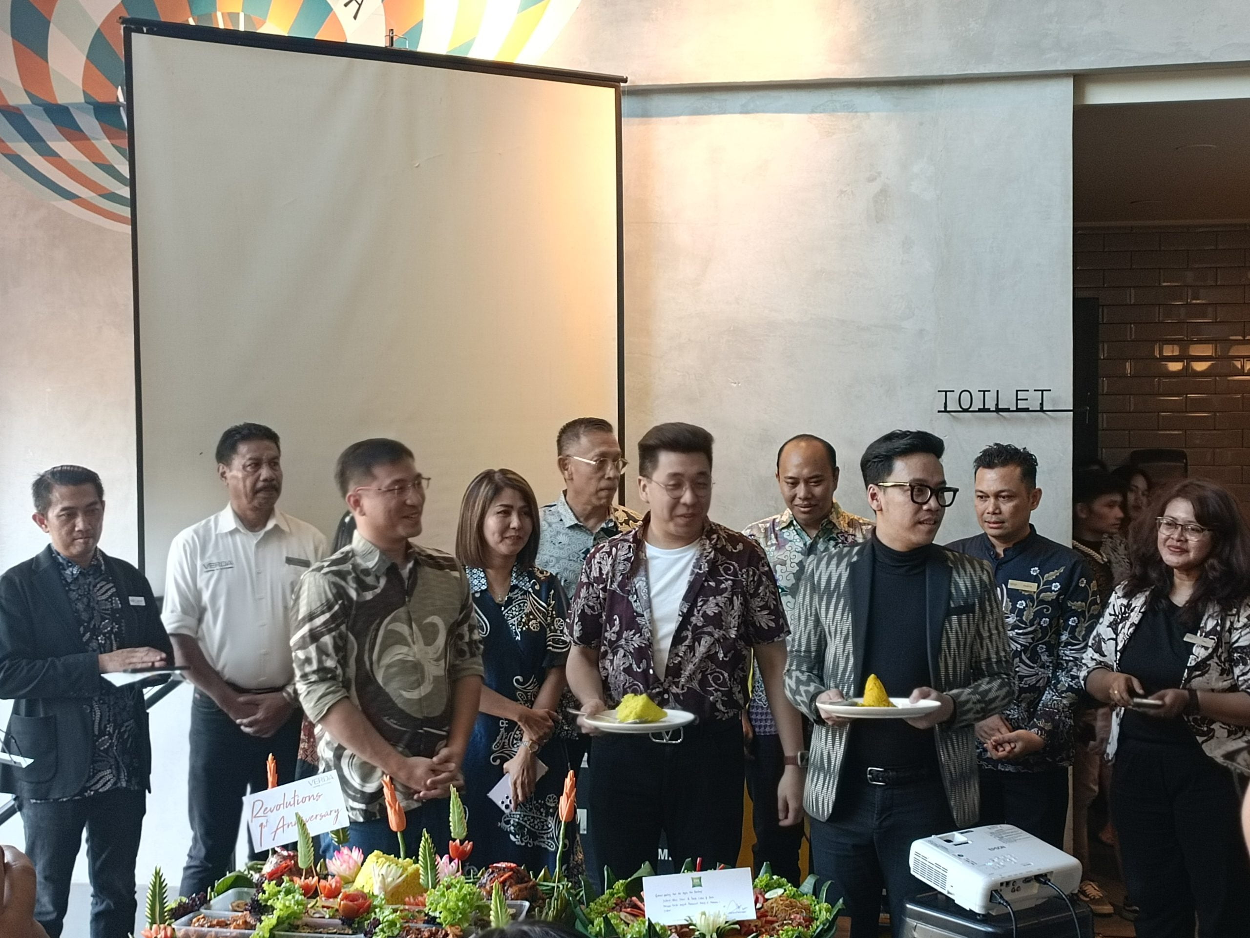 GM Verda Coffee & Kitchen January Rizky bersama Management