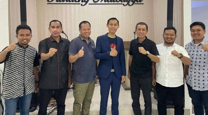 Rudianto berfoto bersama tamu kedutaan besar kazakhstan