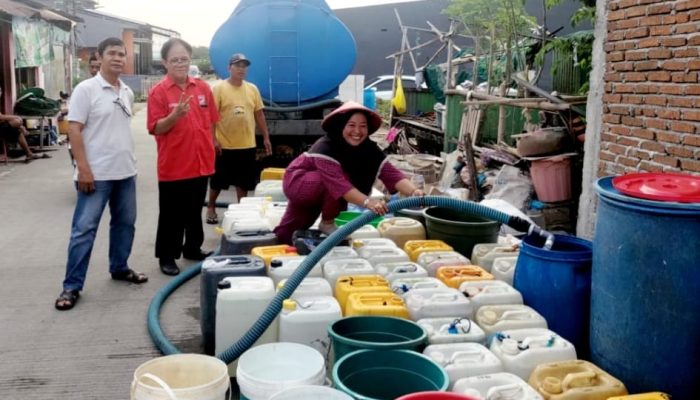 Giliran Wilayah Pesisir Lantebung Disasar PSI, Dua Unit Mobil Tangki Dikerahkan Bagikan Air Bersih PDAM