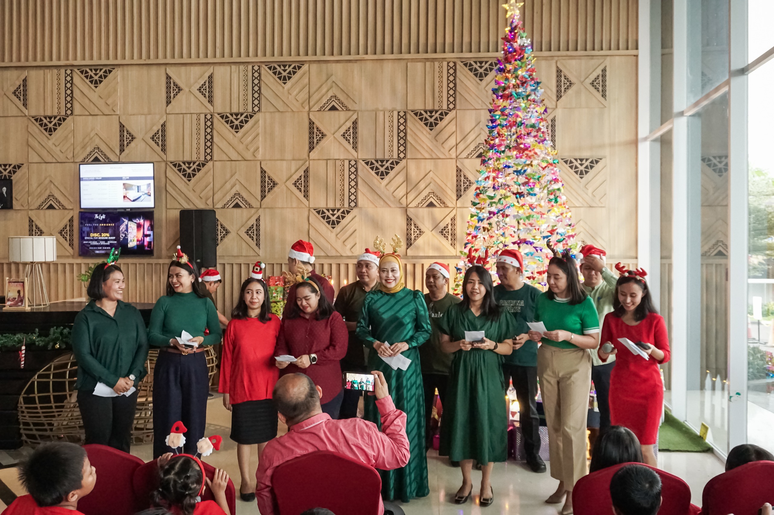 GM bersama staf menyanyikan lagu jingle bel