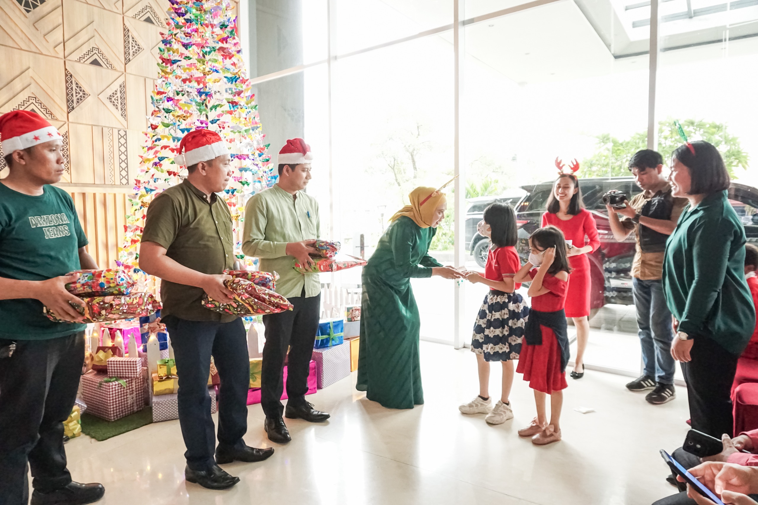 GM Mercure Nexa Pettarani, wiwiek Nurseka saat membagikan bingkisan dan hadiah natal kepada anak panti asuhan