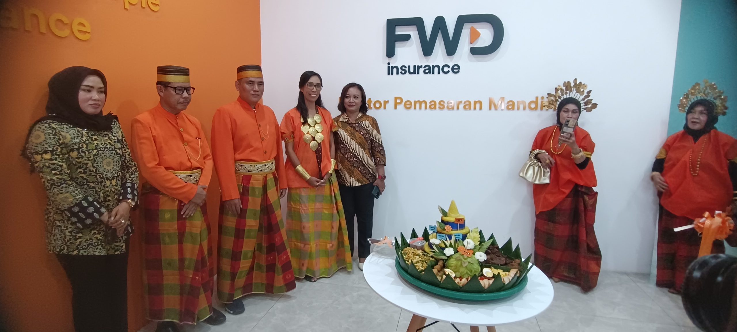 Para leader dan Agen FWD Insurance 