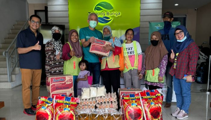 GMTD Bagikan Paket Sembako ke Petugas Kebersihan