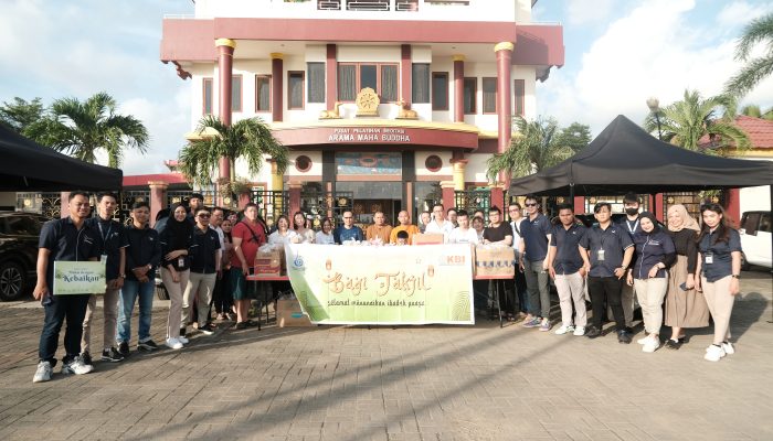 Wuling Kumala Bersama Vihara Arama Maha Budha Makassar Salurkan 700 Paket Takjil