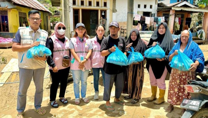 Tanggap dan Cepat, YBM PT PLN (Persero) UP3 Kendari Salurkan Bantuan Korban Banjir