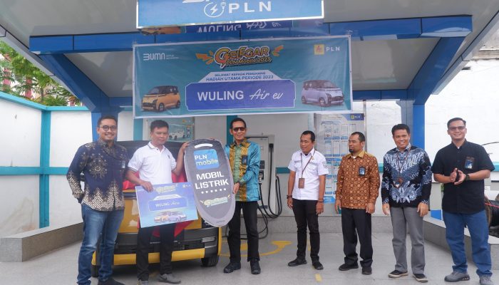 Berkah Gelegar PLN Mobile, Erick Terima Hadiah Mobil Listrik