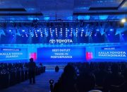 Kalla Toyota Juanda dan Martadinata meraih penghargaan best outlet trade-in performance di Toyota Dealer Convention 2024