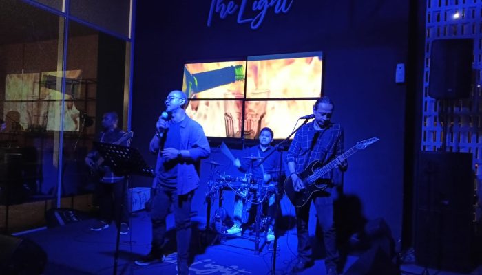 The Light Mercure Makassar Nexa Pettarani Hadirkan Malam Spesial Live Musik Bersama Blue C Band