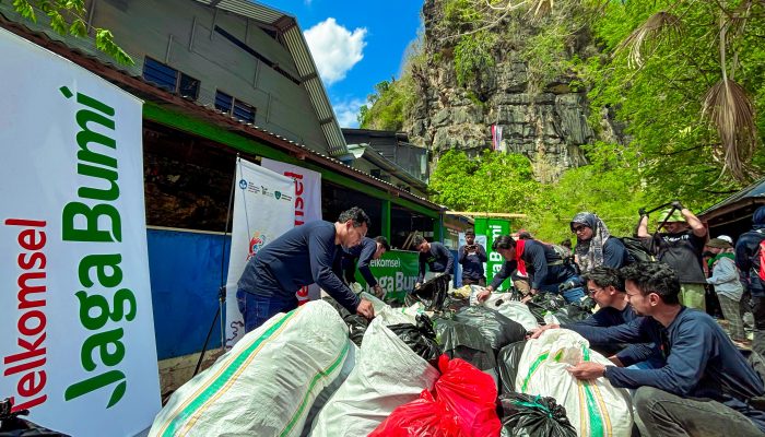 Bersama Masyarakat, Komunitas dan Relawan TERRA, Telkomsel Jaga Bumi Ciptakan Jejak Kebaikan di Kawasan Wisata UNESCO Global Geopark Rammang-Rammang Maros