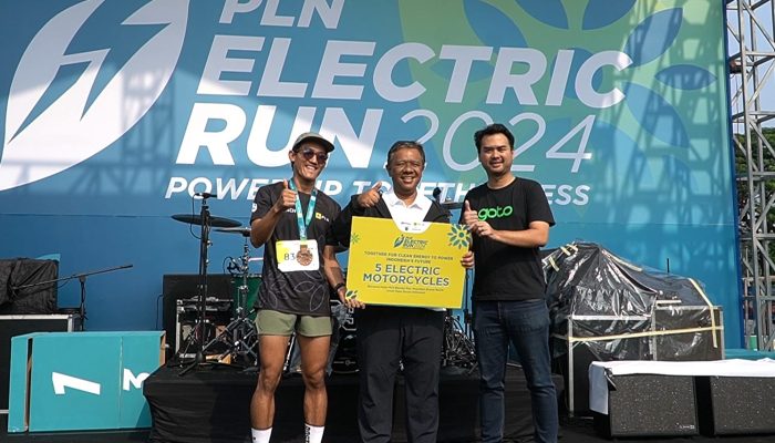 5 Pengemudi Ojol Prasejahtera Peroleh Motor Listrik di PLN Electric Run 2024