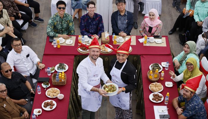 Chef David Gallienne, Chef Prancis Peraih Michelin Star Masak Pallumara di Atas Kapal Pinisi