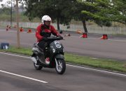 Simak Tips Berkendara dengan Sepeda Motor saat Hujan