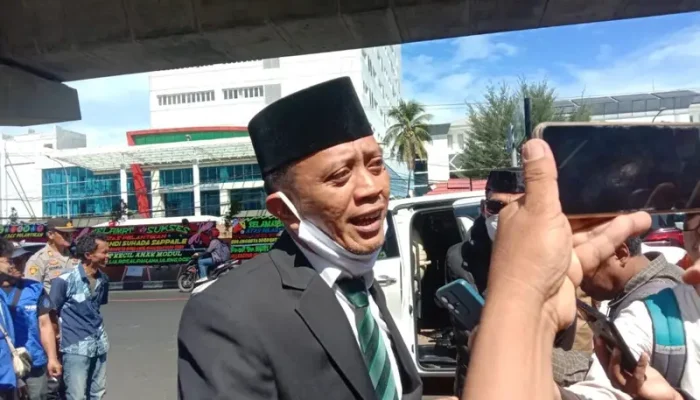 Cerita Basdir Anggota DPRD Makassar yang Datang ke Pelantikan dengan Naik Motor