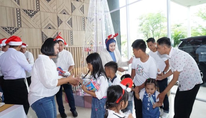 Mercure Makassar Nexa Pettarani Gelar Acara “Lit the Christmas Tree”