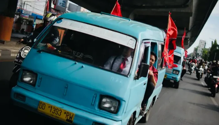 Gunakan Petepete, dr Udin Malik Diantar Puluhan Relawan ke Pelantikan DPRD Makassar