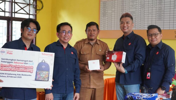 Telkomsel Salurkan Bantuan Tas Sekolah Hasil Penukaran 1 Juta Telkomsel Poin dan uCoin by.U melalui Program Kolaborasi bersama Pelanggan dan Seniman Disabilitas