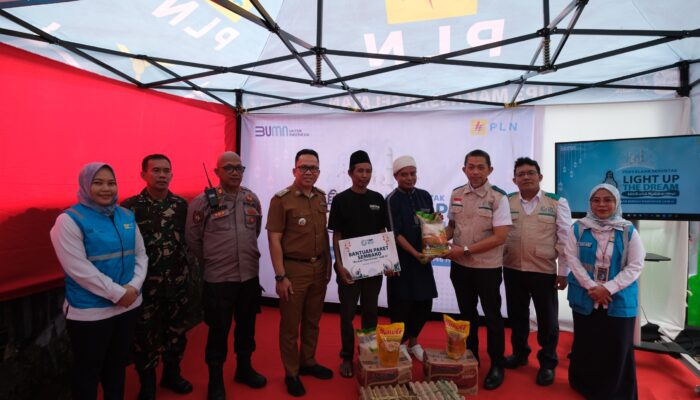 Momen Ramadan 1446 H, Program Donasi Insan PLN UID Sulselrabar Bantu Nyalakan Sambungan Listrik 295 Rumah