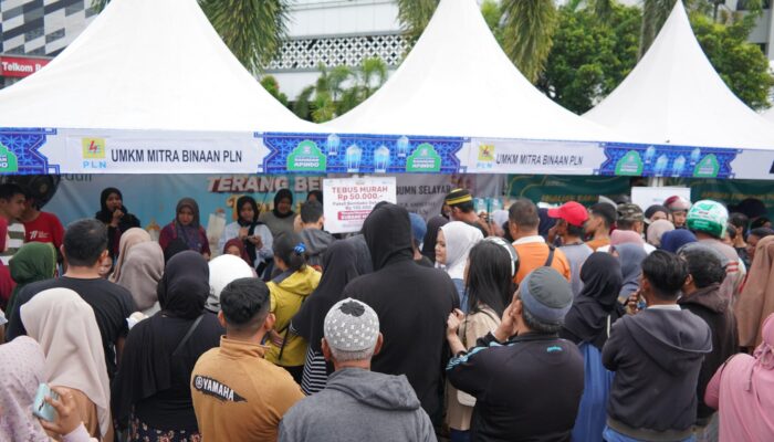 Melalui Program Terang Berkah Ramadan, PLN UID Sulselrabar Salurkan 1.000 Paket Sembako Murah