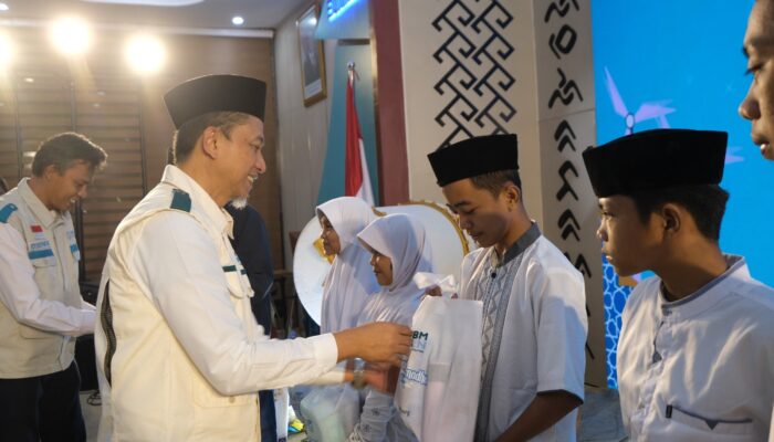 Ramadan Penuh Berkah, PLN UID Sulselrabar Berbagi Kebahagiaan dengan Yatim Dhuafa dan Purnabakti