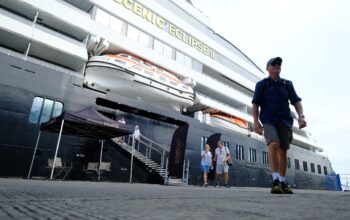 Bawa 177 Wisatawan, Kapal Pesiar Mewah Scenic Eclipse II Sandar di Pelabuhan Makassar
