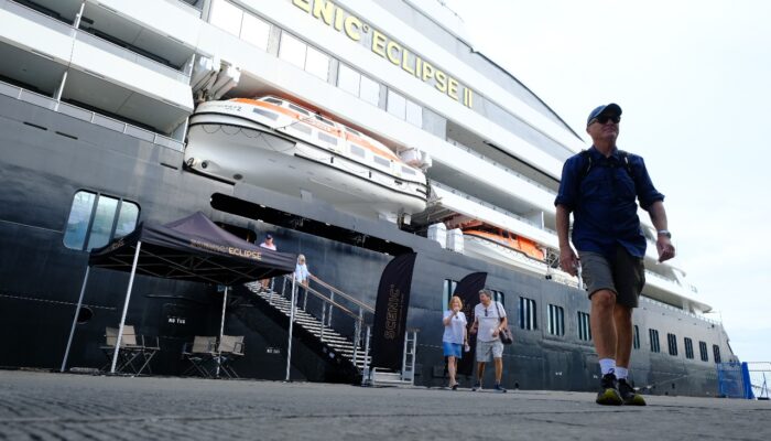 Bawa 177 Wisatawan, Kapal Pesiar Mewah Scenic Eclipse II Sandar di Pelabuhan Makassar