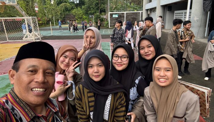 SMA Islam Athirah 1 Makassar Kobarkan Semangat Emansipasi Lewat Upacara Peringatan Hari Kartini