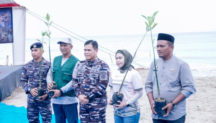 KASAL Laksamana TNI Dr. Muhammad Ali Serahkan Bibit Mangrove kepada Mercure Makassar Nexa Pettarani dalam Aksi Tanam 1.000 Mangrove di Pantai Puntondo