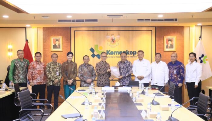 Kemenkop Serahkan Daftar Koperasi Sektor Jasa Keuangan ke OJK untuk Penguatan Pengawasan