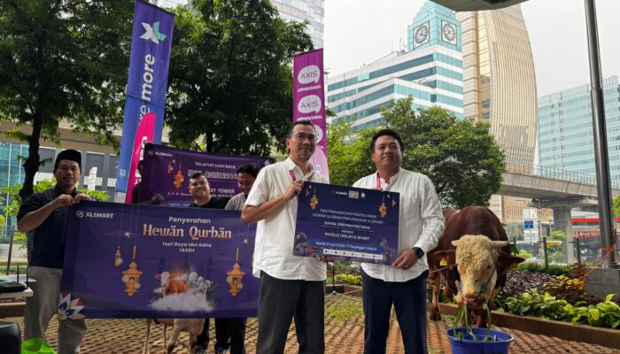 Rayakan Idul Adha 1446 H  XLSMART Salurkan Hewan Kurban untuk Masyarakat