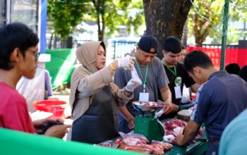 Peduli Masyarakat Sekitar, Pelindo Regional 4 Bagikan Daging Hewan Qurban