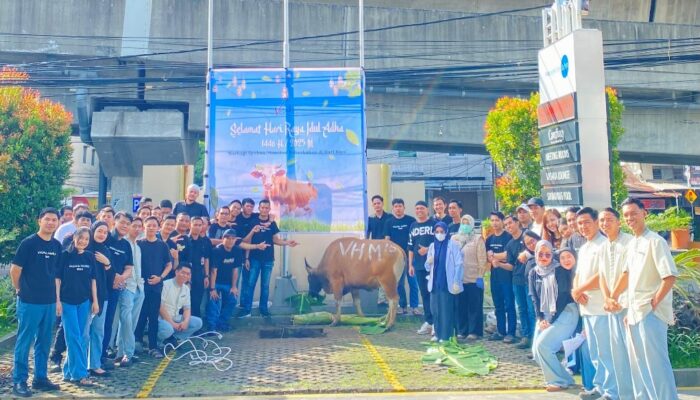 Vasaka Hotel Makassar Rayakan Idul Adha dengan Berkurban dan Berbagi Bersama Warga, Pengendara dan Mitra Usaha