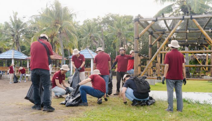 GMTD Kumpulkan 120 Kilogram Sampah dalam Aksi Bersih Pantai Akkarena