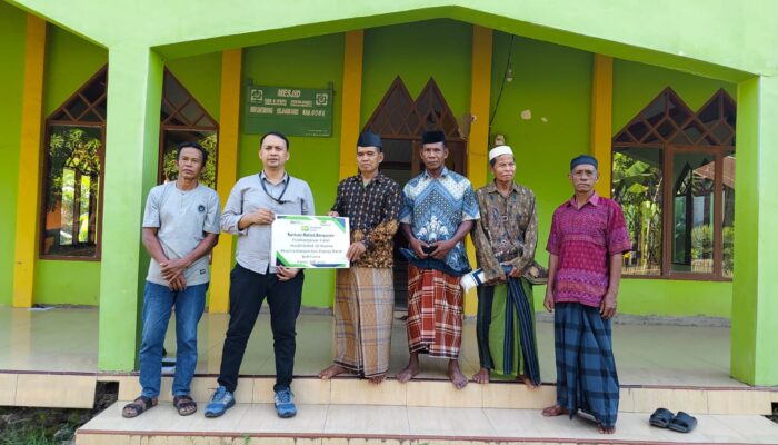Pegadaian Kanwil Makassar Salurkan Bantuan Bahan Bangunan Senilai Rp30 Juta untuk Pembangunan Toilet Masjid Babul Ali Bontoa