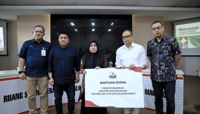 FKIJK Sulselbar Bersama Pemkot Makassar Serahkan Bantuan Sosial Usai Kerusuhan DPRD