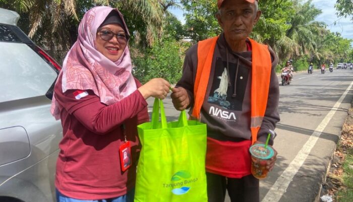 GMTD Wujudkan Kepedulian Sosial, Bagikan Paket Sembako untuk Warga Tanjung Bunga
